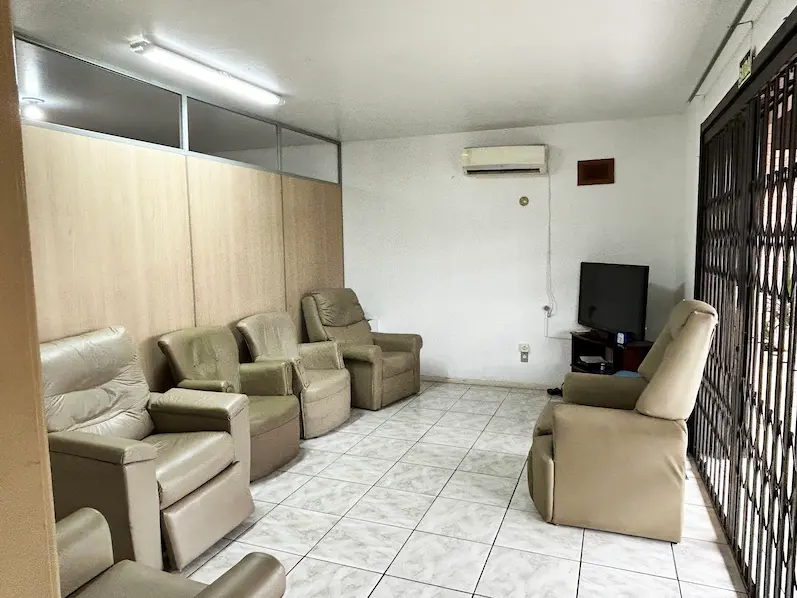 Cuidadora com residente em área de convivência